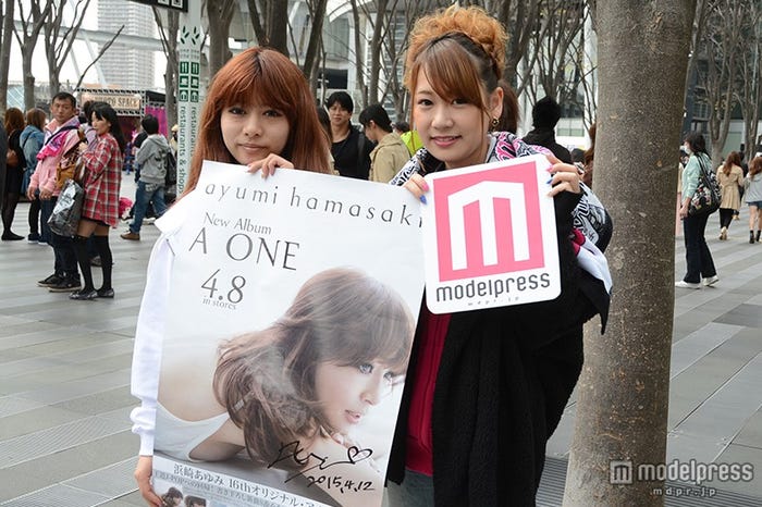 ayuのサイン入りポスターをゲットしました!と嬉しそうに話してくれた左から、えいちゃんさん・サリーさん