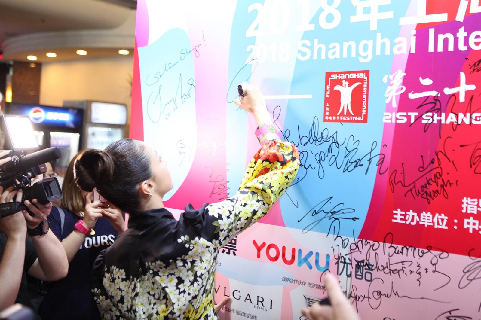 レッドカーペットの様子（提供写真）