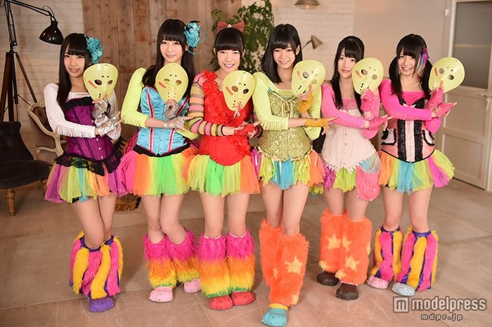 仮面を外してポーズ/仮面女子(左から)月野もあ、桜のどか、立花あんな、澤田リサ、神谷えりな、窪田美沙