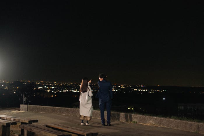 大友花恋、前原滉 (C)2022「散歩時間~その日を待ちながら~」製作委員会