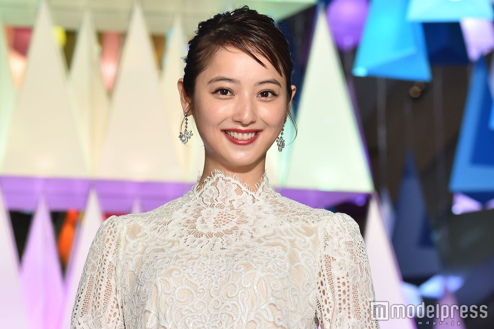 佐々木希、肩にもたれて指ツン「ほろ酔い？」「お宝動画」ファンざわつく