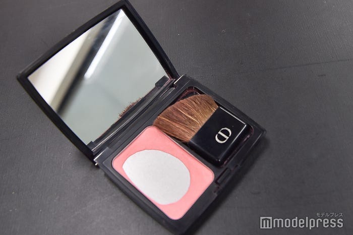 HARUKAの「これは欠かせない」Dior「スキン ルージュ ブラッシュ」876番 (C)モデルプレス