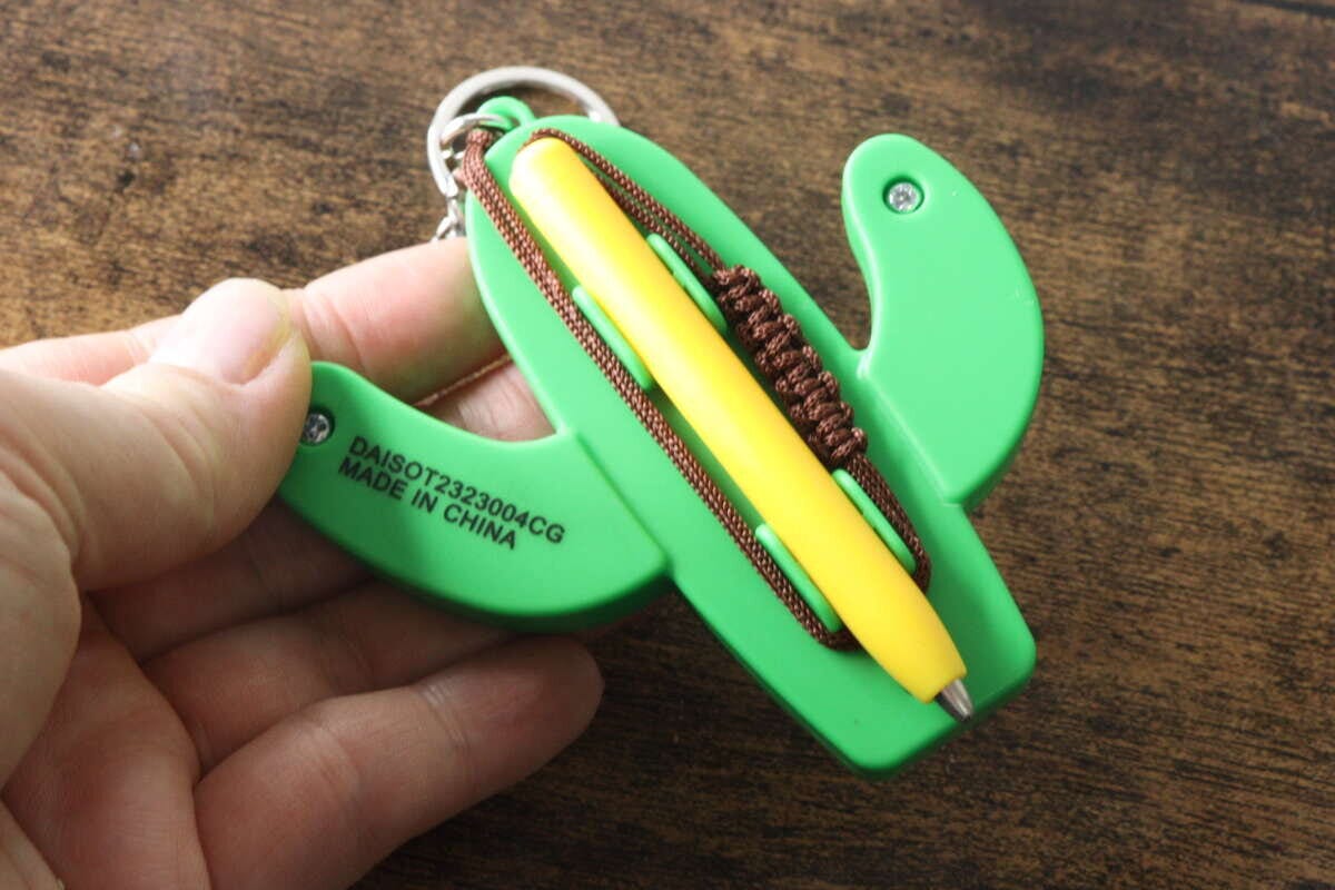 サボテン型キーホルダーの裏側。黄色いペンがゴム紐で固定されている サボテン型キーホルダーの裏側。黄色いペンがゴム紐で固定されている