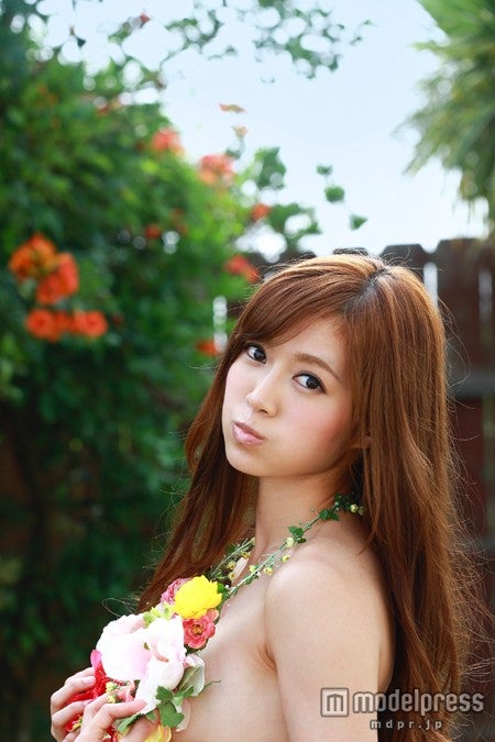 U（ユー）ファーストデジタル写真集「How are U ！？」より