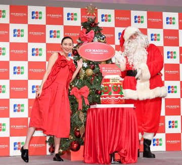 飯豊まりえ 鮮やか赤いドレスで会場どよめき「クリスマス全開です」 サンタと対面も喜ぶ