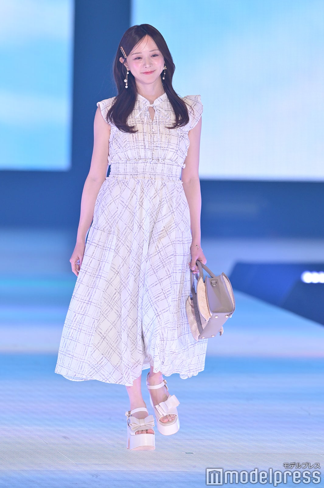 森香澄、美素肌際立つ淡色チェックワンピ姿で魅了【GirlsAward