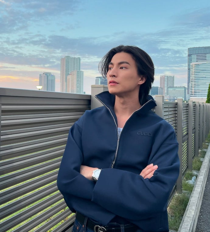 日本ドラマ初出演＆初主演で話題のタイ俳優ガルフ、夜の東京を散策 セクシーなタンクトップ姿に「色気すごすぎ」「お顔が強い」の声