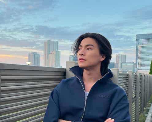 日本ドラマ初出演&初主演で話題のタイ俳優ガルフ、夜の東京を散策 セクシーなタンクトップ姿に「色気すごすぎ」「お顔が強い」の声