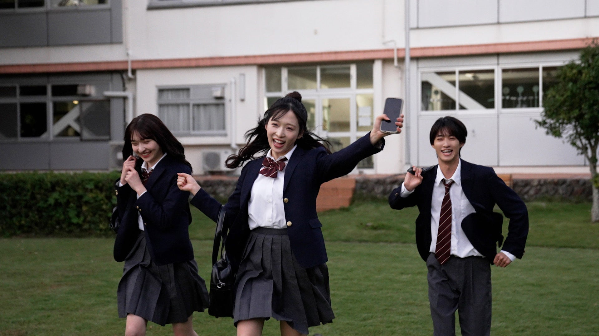 横山莉華、小栗有以（C）テレビ朝日