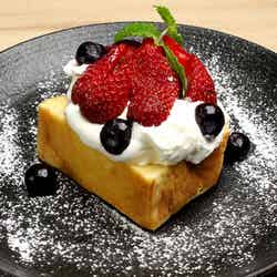 たまごスフレカステラ オープンケーキ いちごベリー¥600/画像提供:LIFEstyle