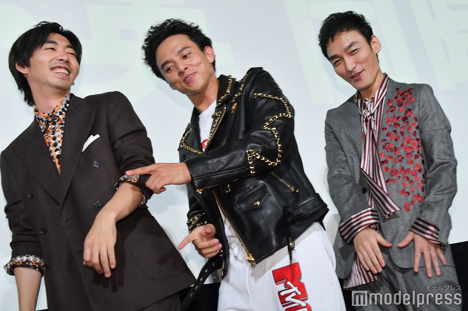 ラップを繰り広げながら去っていく満島真之介、草なぎ剛 （C）モデルプレス