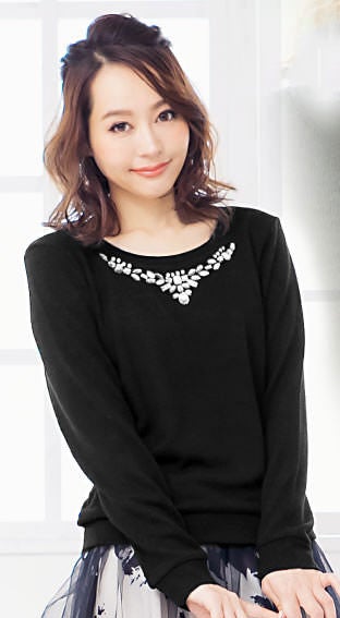 胸元ビジュー付ニットソープルオーバートップス「神戸レタス」2790円（税込）／画像提供：神戸レタス