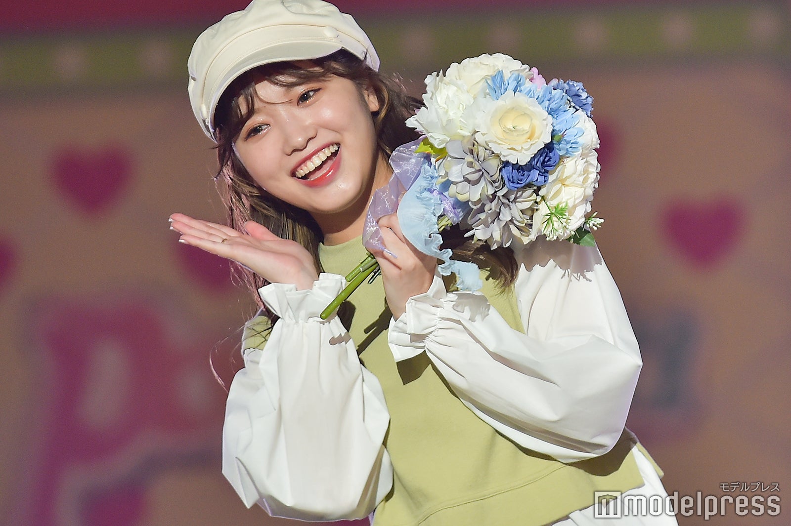 古田愛理、美脚チラリ ピスタチオカラーのトレンドコーデで笑顔弾ける＜“POP 愛”全集中祭＞