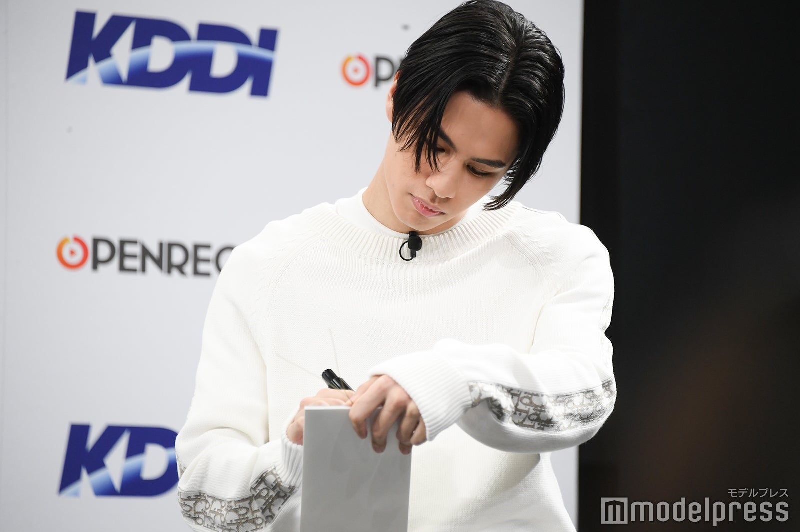 短冊に願い事を書く海沼流星 （C）モデルプレス