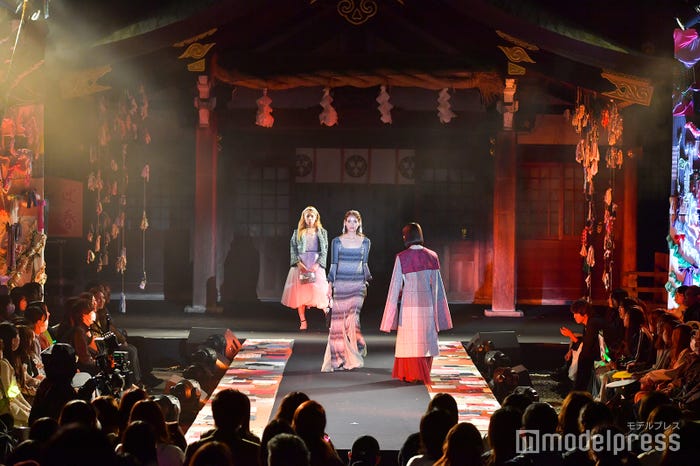 TGC史上初"神社"ランウェイ/真清田神社を舞台にしたファッションショーの模様(C)モデルプレス