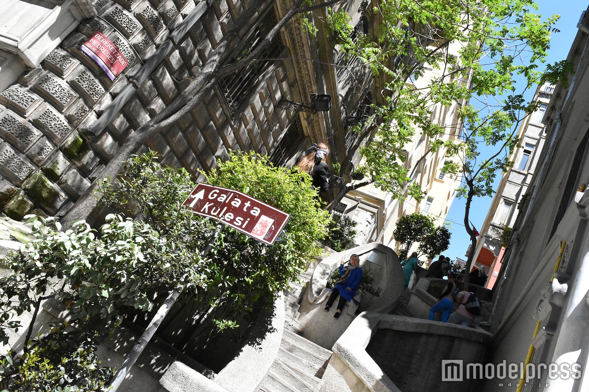 ガラタ塔への方向を指し示す看板（C）モデルプレス