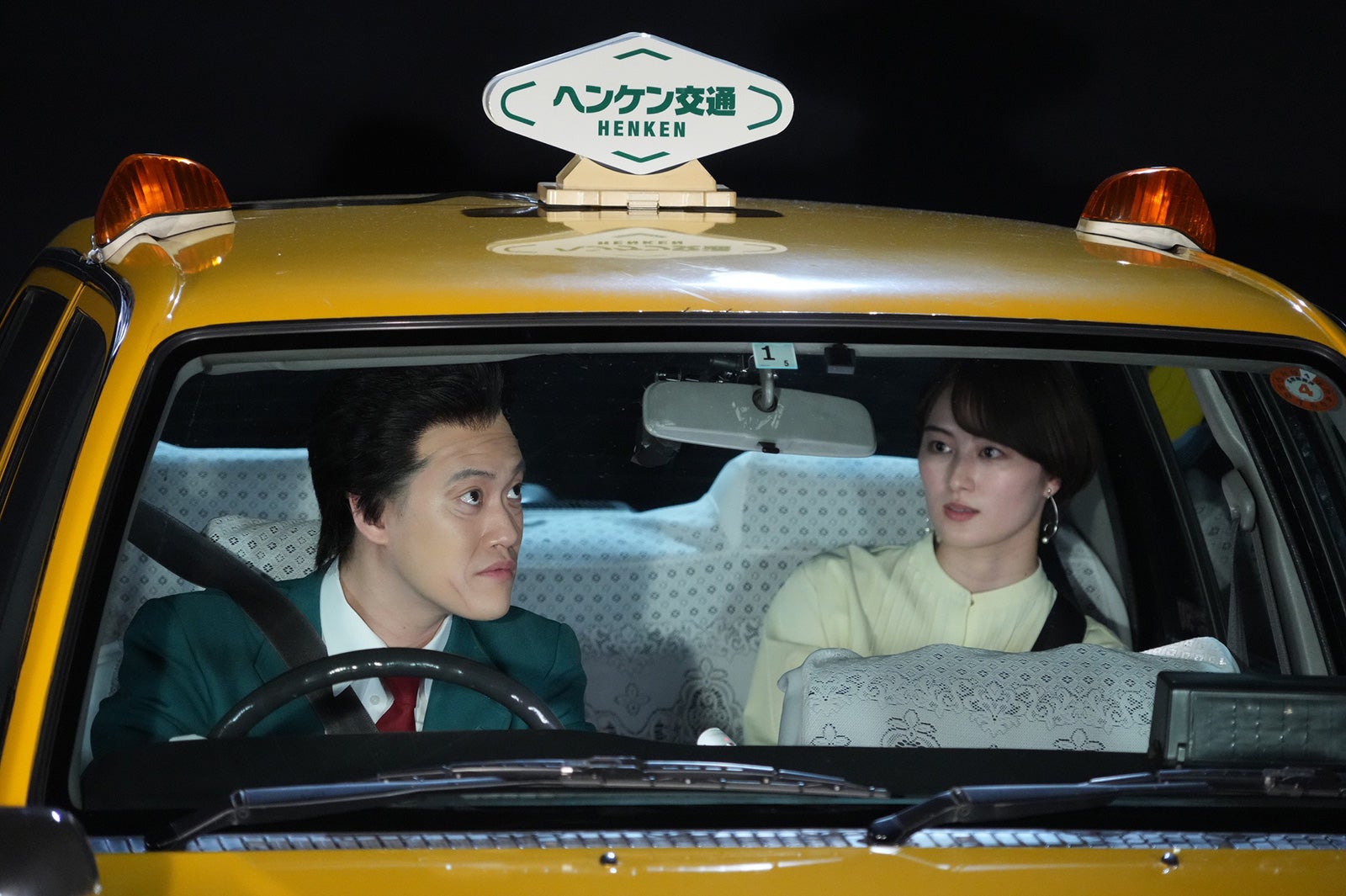 「ヘンケンさん」（左から）粗品、高月彩良（C）フジテレビ