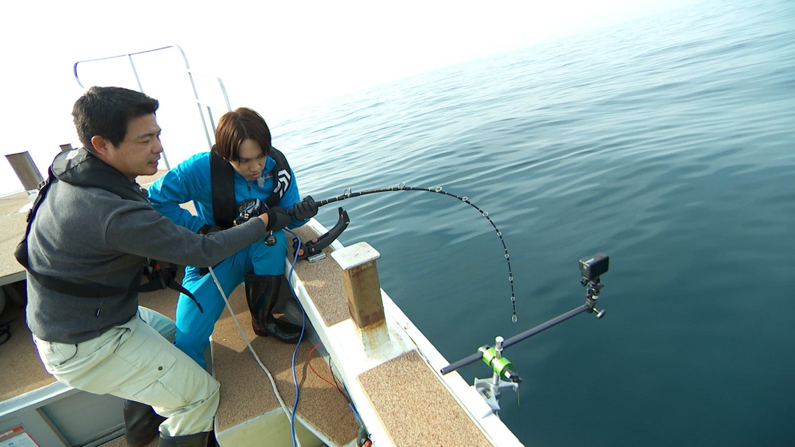 加藤英明准教授、藤原丈一郎（C）日本テレビ