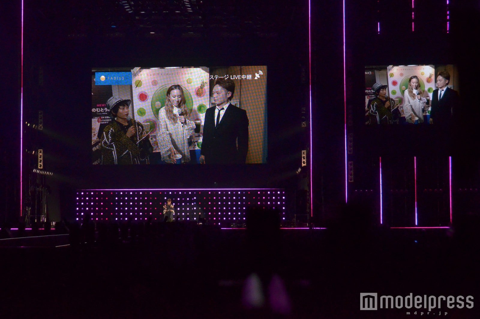 バックステージでも弾むトーク（C）モデルプレス