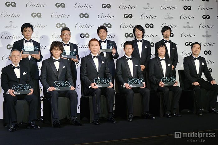 「GQ Men of the Year 2014」受賞者(前列左から)鈴木敏夫、小栗旬、布袋寅泰、唐沢寿明、ウルフルケイスケ、トータス松本(後列左から)劇団ひとり、園子温、坂上忍、ジョンB、サンコンJr.