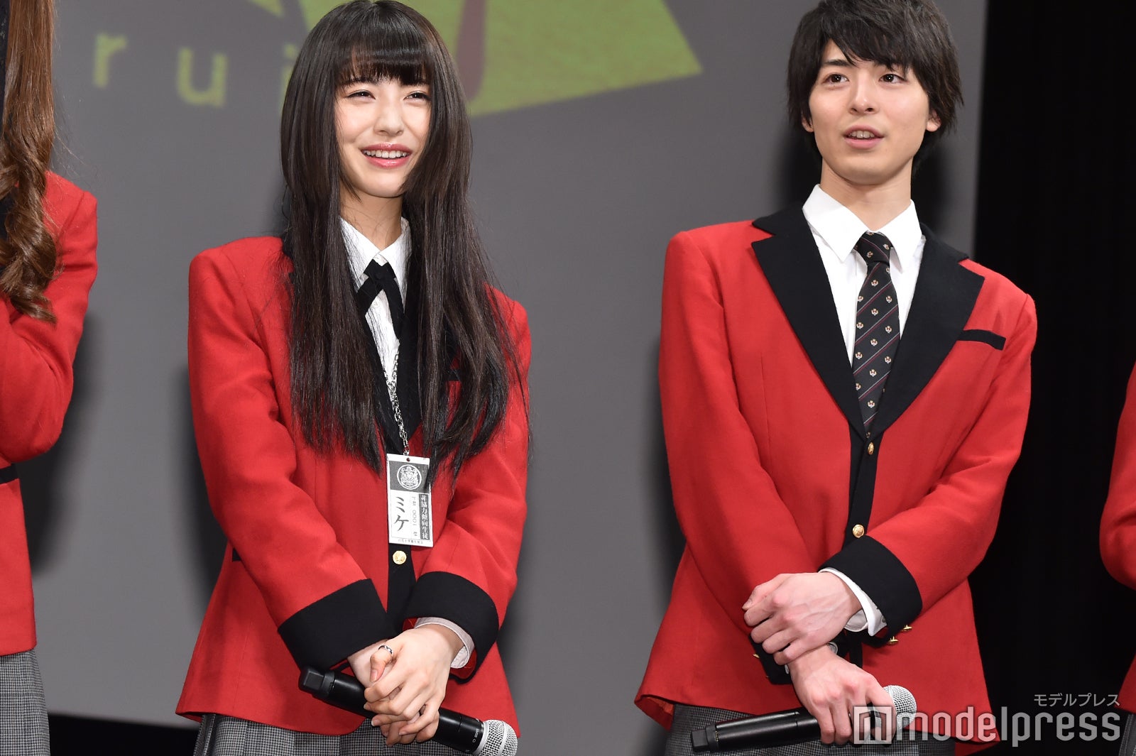 手の動きがシンクロする浜辺美波、高杉真宙 （C）モデルプレス