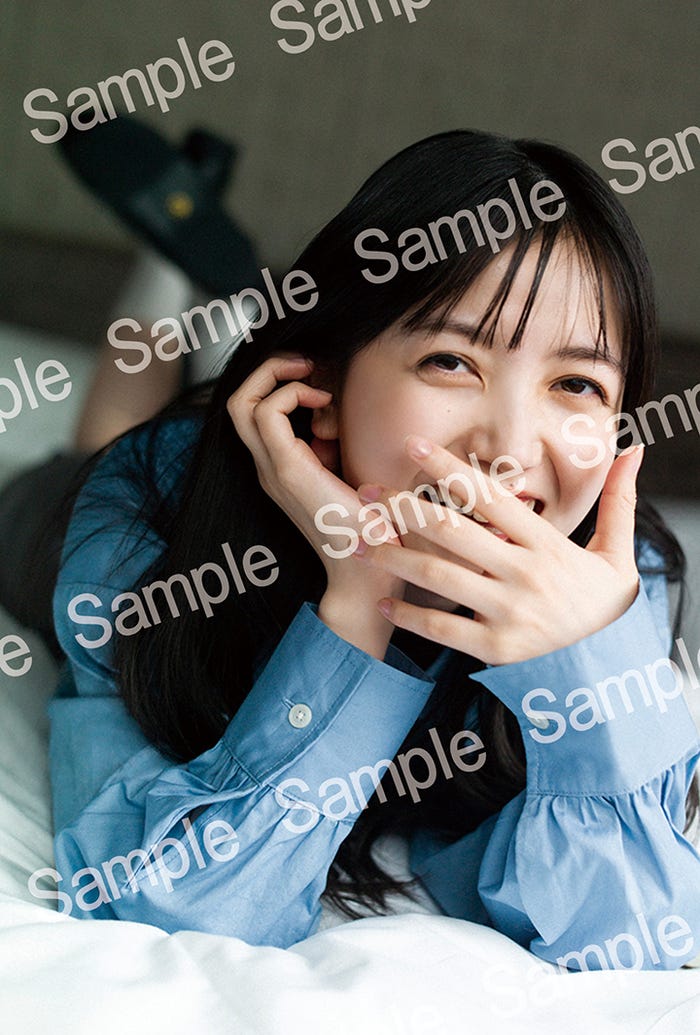 久保史緒里1st写真集「交差点」セブンネットショッピング(通常版カバーのみ)特典ポストカード(撮影:細居幸次郎)