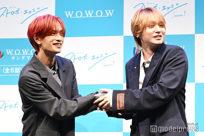 撮影初日になぜか高橋恭平の手をぎゅっと握ってしまったシーンを再現した伊野尾慧(C)モデルプレス