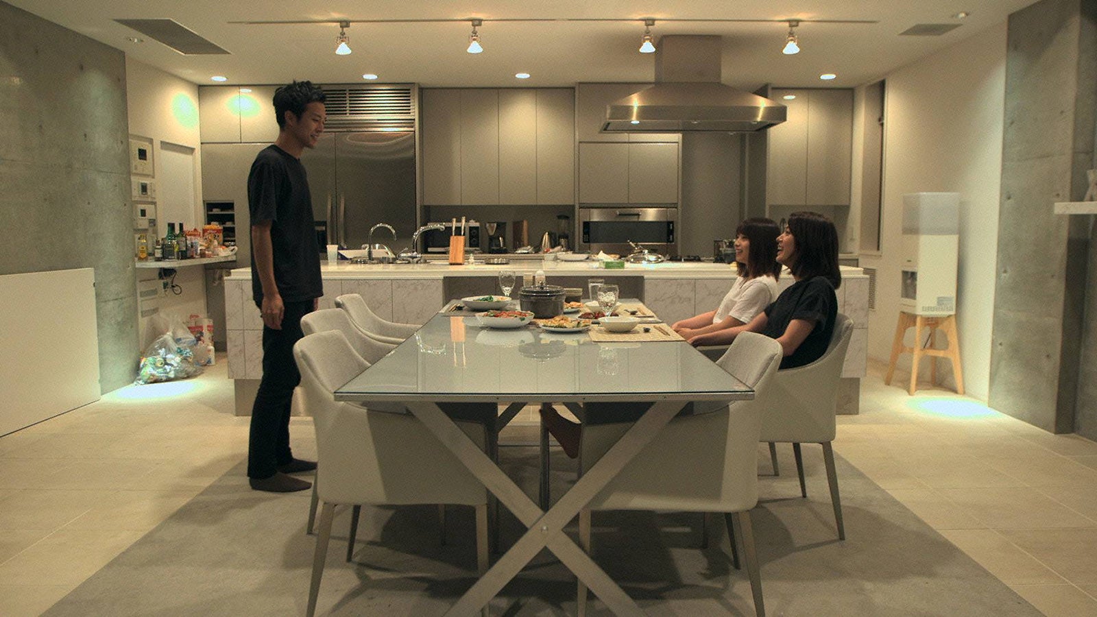 悠人に手料理を振る舞う美咲、理子『TERRACE HOUSE BOYS ＆ GIRLS IN THE CITY』35th WEEK（C）フジテレビ／イースト・エンタテインメント