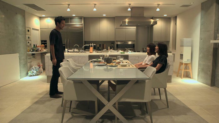 悠人に手料理を振る舞う美咲、理子『TERRACE HOUSE BOYS & GIRLS IN THE CITY』35th WEEK(C)フジテレビ/イースト・エンタテインメント