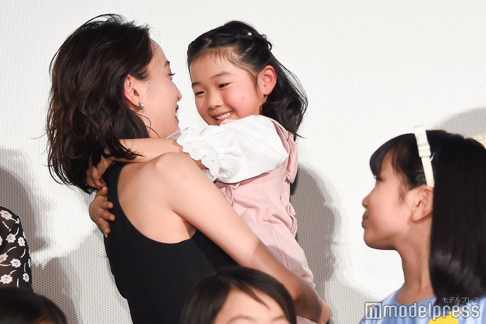 子役を抱っこする戸田恵梨香（C）モデルプレス