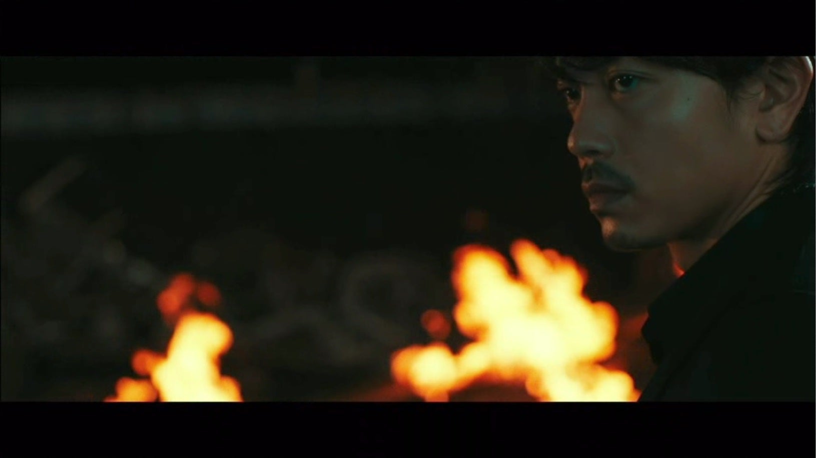 公開された青柳翔の1stシングル「泣いたロザリオ」のMVのワンシーン