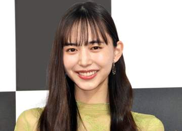 井桁弘恵 幻想的な天空都市で“ここぞ”のコーデ 世界遺産で存在感を放つカラフルTシャツ 壮大な景色に完全リンク「私物でした」