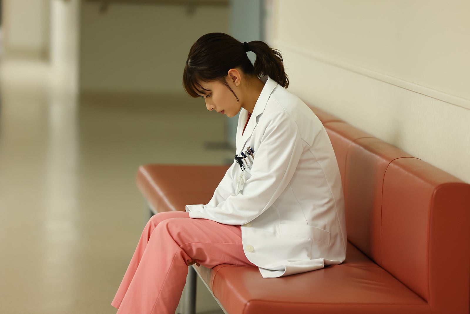 芳根京子「まどか26歳、研修医やってます！」第1話（C）TBS