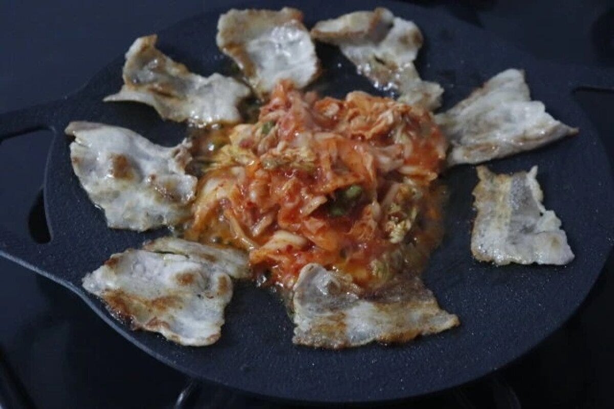 マルチグリドルで豚肉とキムチを焼いている マルチグリドルで豚肉とキムチを焼いている