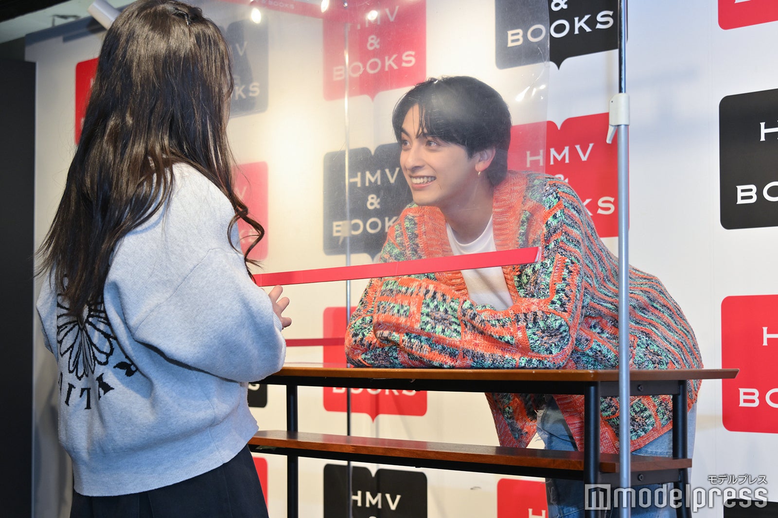 ファンの目線の高さに合わせる新原泰佑（C）モデルプレス