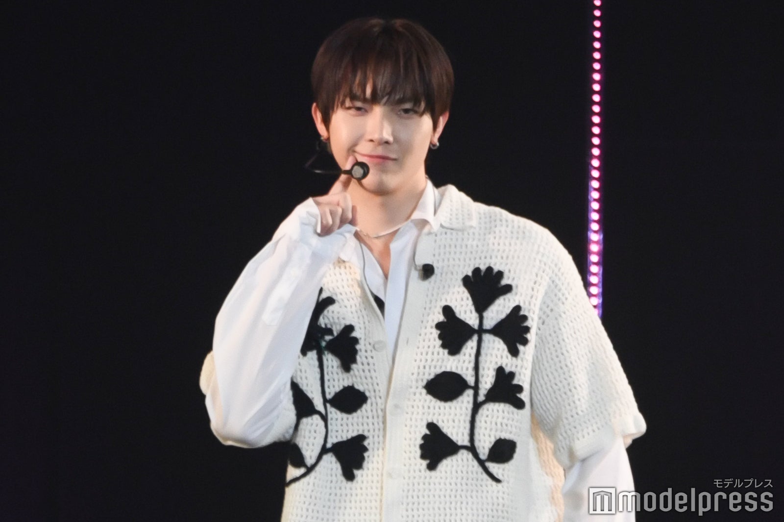 ほっぺをぎゅむっとするNICHOLAS（C）モデルプレス