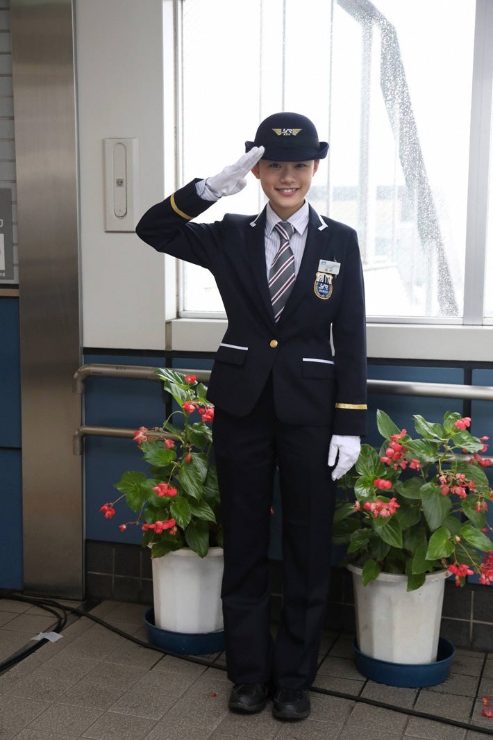 杉咲花、駅員姿が決まってる！（C）フジテレビ