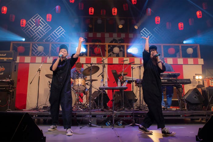 PUFFY(写真:米山三郎、深野輝美、冨田望)