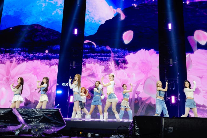 NiziU「2025 MUSIC BANK GLOBAL FESTIVAL IN JAPAN」撮影:上山陽介、木村泰之、石井亜希、堀内レイ