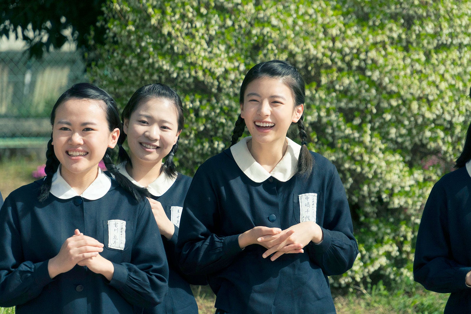 出口夏希（右）（C）2023「あの花が咲く丘で、君とまた出会えたら。」製作委員会