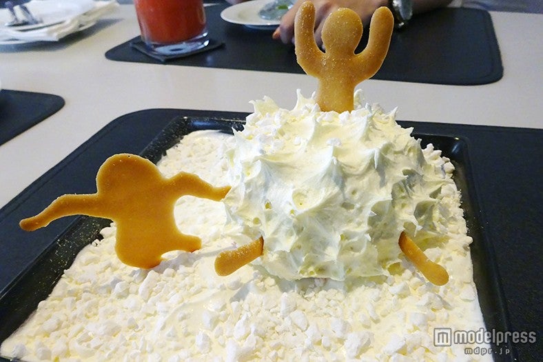 クランベリーケーキをふわふわのクリームチーズで包んだ「Snow Hill」220バーツ（約660円）