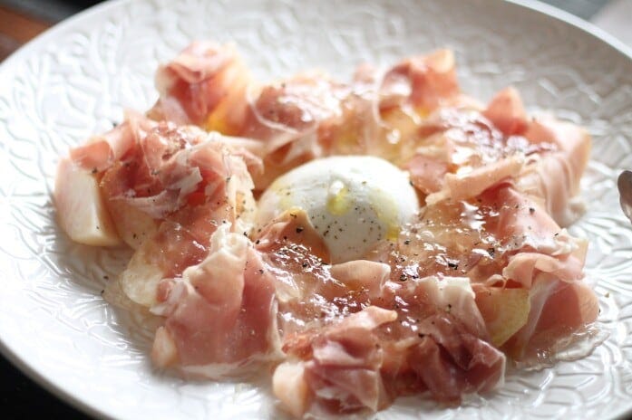 こちらは桃ブッラータ。上に白ワインのジュレがかかっています