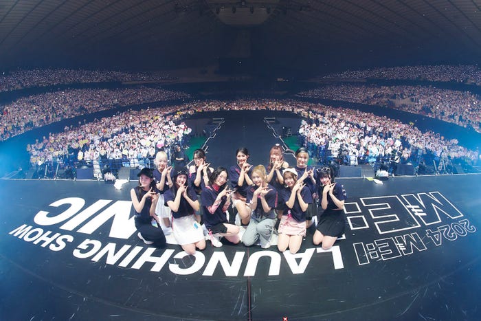 ファンと集合写真「2024 ME:I LAUNCHING SHOW ME:ICONIC 追加公演」(C)LAPONE GIRLS