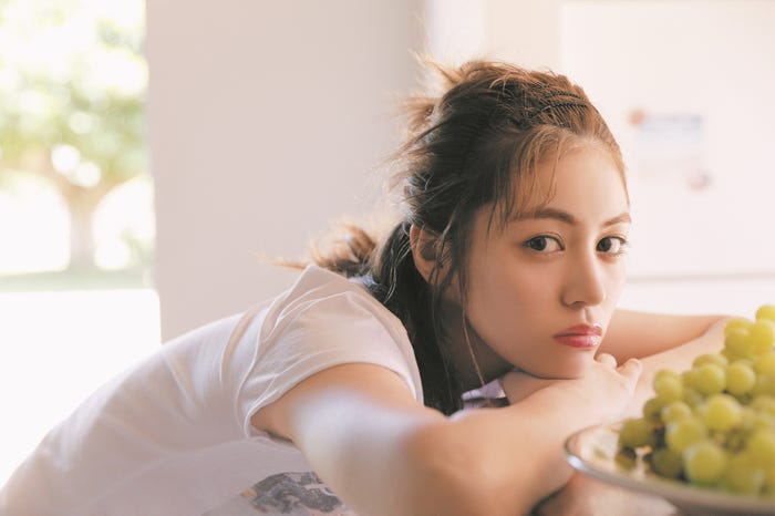 楓 ファースト写真集「ねえ、聞いて!!」より(画像提供:小学館)