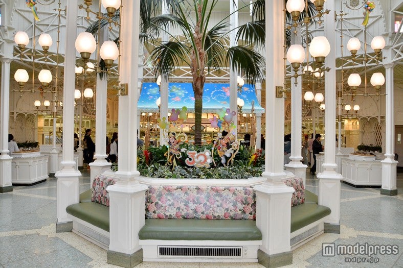 30周年の装飾が華やかに施されている店舗内／「クリスタルパレス・レストラン」