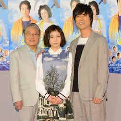 （左から）伊東四朗、松岡茉優、桐谷健太（C）モデルプレス