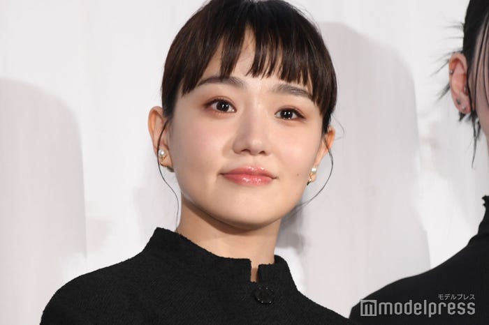 黒髪の奈緒(C)モデルプレス