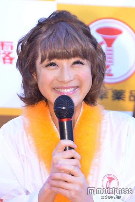 今年の目標は恋人とのゴールインだと語る鈴木奈々