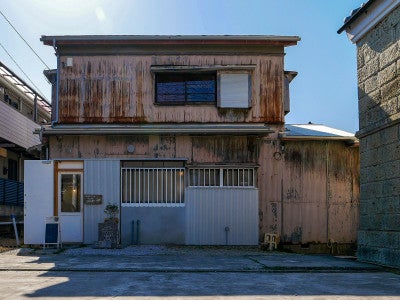 伊藤米店の横の小路を入って裏側に「CAFEシトカ」の建物があります