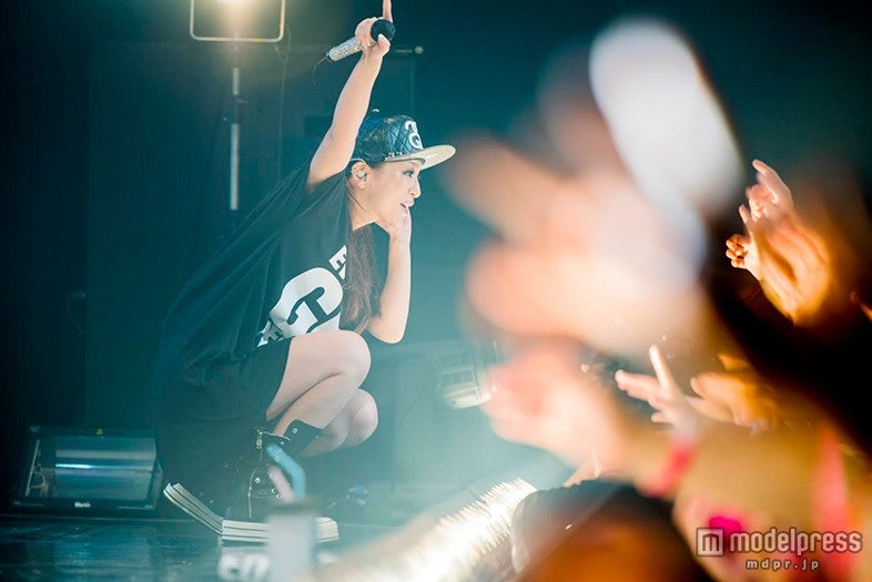 浜崎あゆみ、12年ぶり“密接な距離感”ツアーが開幕